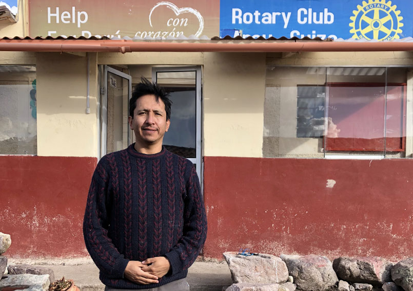 Dr. Saulo Gamarra in front of the medical center in Peru
