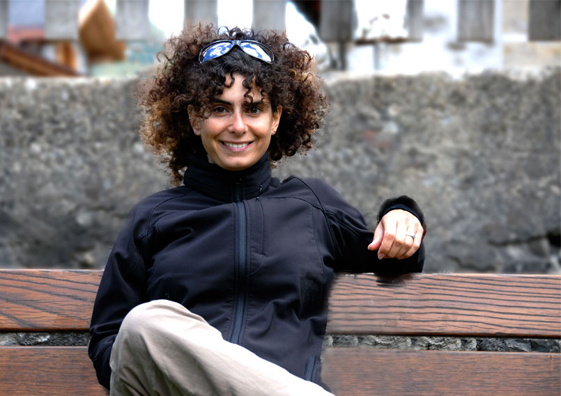 Gründerin Danièle Turkier auf einer Sitzbank im Freien