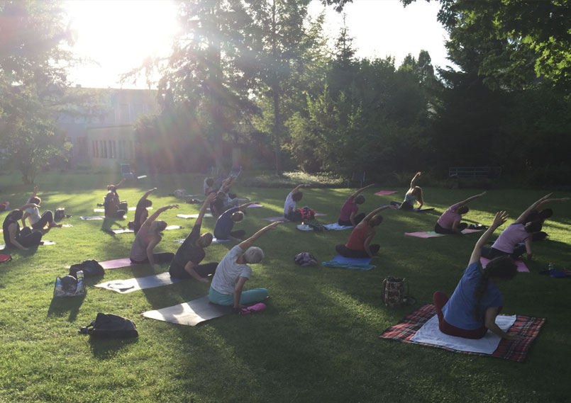 Lección de yoga al aire libre en Aarau, Suiza