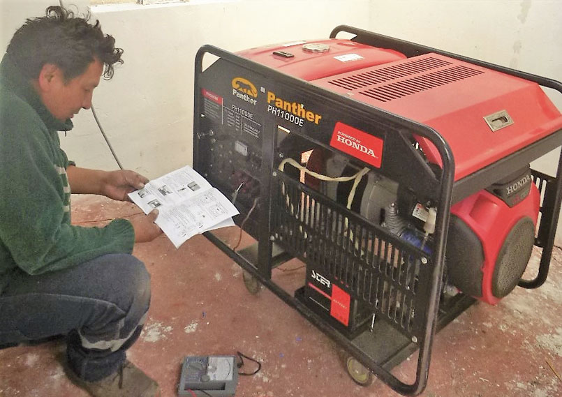 Ein Elektriker installiert den gesponserten neuen Stromgenerator in Peru