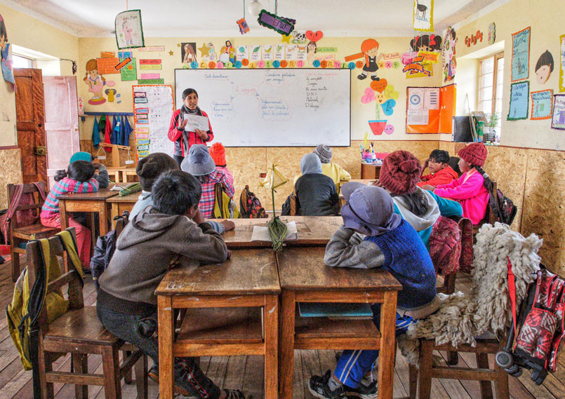 Rektorin Rosmary unterrichtet ihre Schulklasse in Peru
