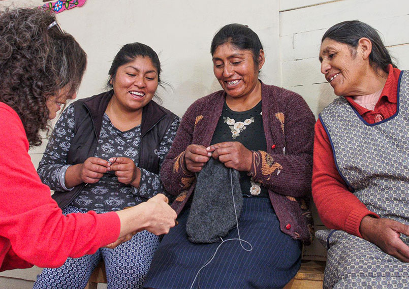 Danièle Turkier con las tres "mamas" tejedoras durante su producción de comercio justo