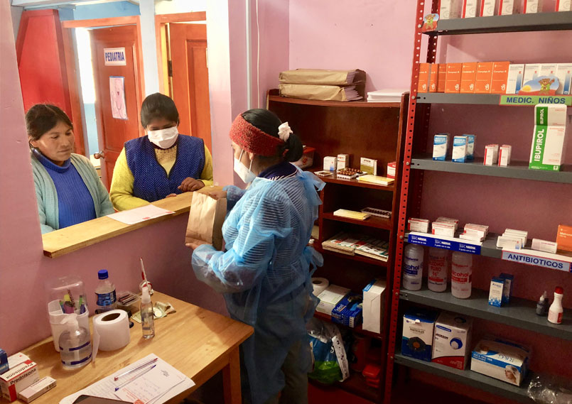 Nuestra enfermera está entregando los medicamentos recetados a un paciente
