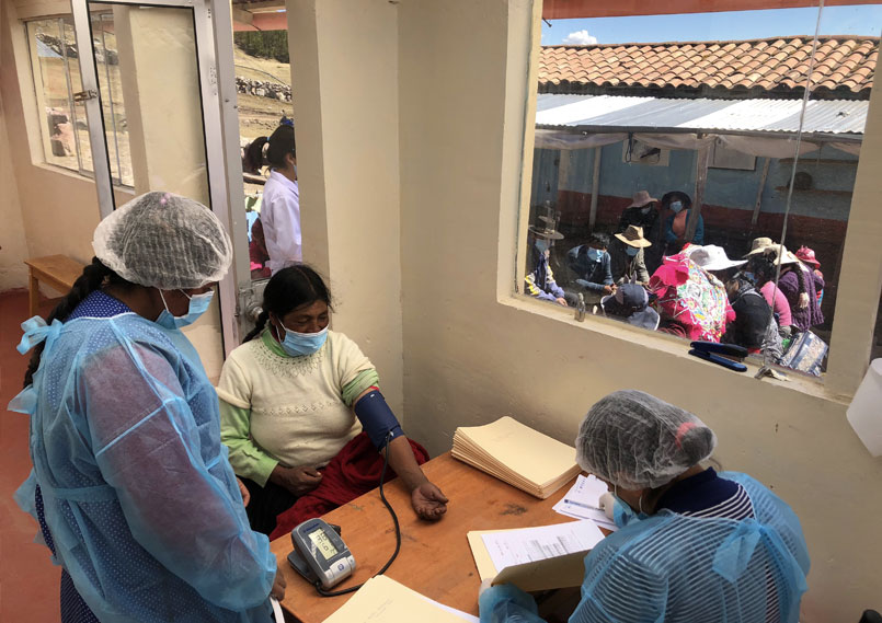 Die Krankenschwester registriert eine Patientin mit Hilfe einer lokalen Übersetzerin